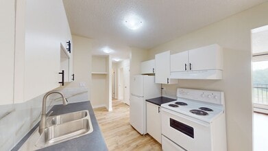 10222-10105 105 Ave in Grande Prairie, AB - Building Photo - Building Photo