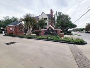 1330 Old Spanish Trl in Houston, TX - Foto de edificio - Building Photo