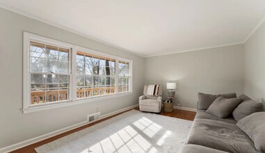 388 Tall Oaks Dr NE in Atlanta, GA - Building Photo - Building Photo