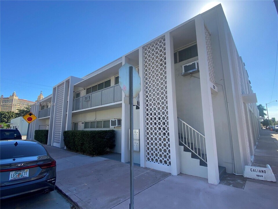 100 Madeira Ave, Unit 5 in Coral Gables, FL - Building Photo