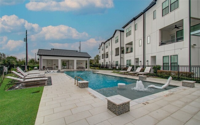 2810 Grand Fountains Dr