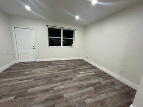 2931 NW 47th St in Miami, FL - Building Photo - Building Photo