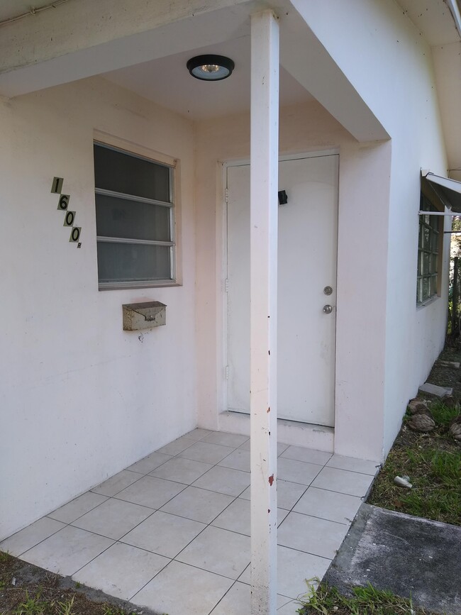 1600 Van Buren St in Hollywood, FL - Building Photo - Building Photo