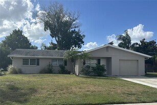 2406 Alpine Ave in Sarasota, FL - Building Photo