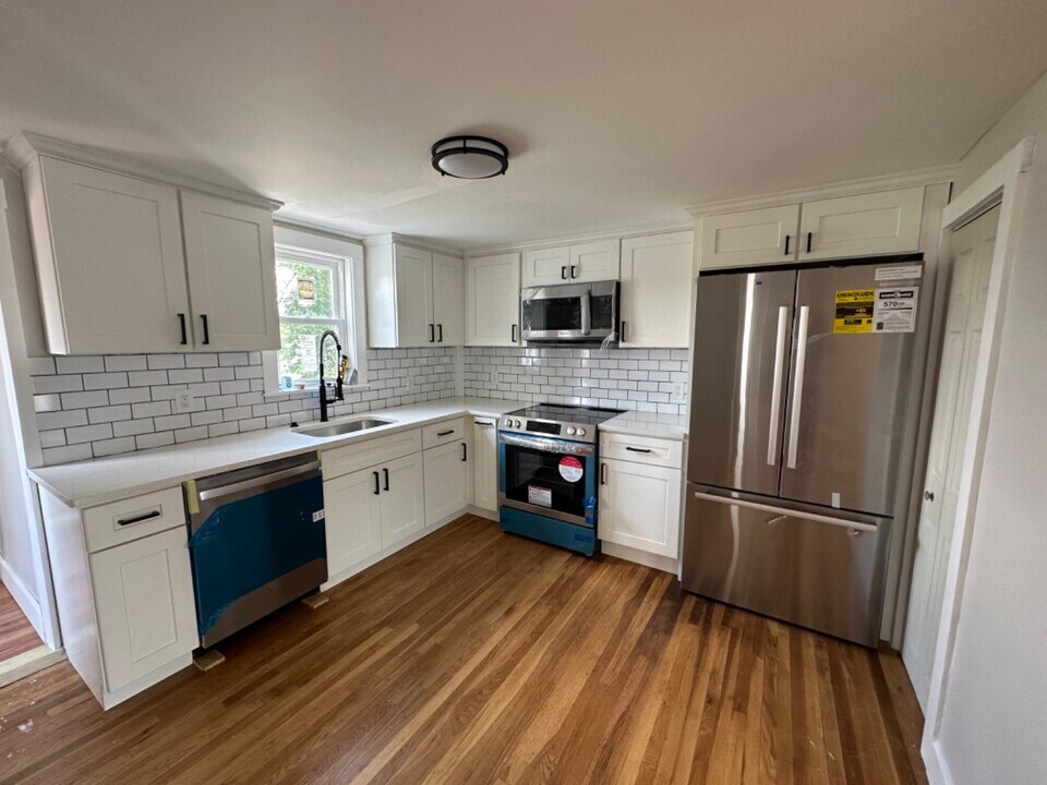 180 Pleasant St in Stoughton, MA - Building Photo