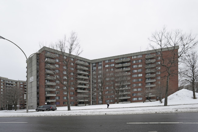 10500 de l'Acadie in Montréal, QC - Building Photo - Building Photo