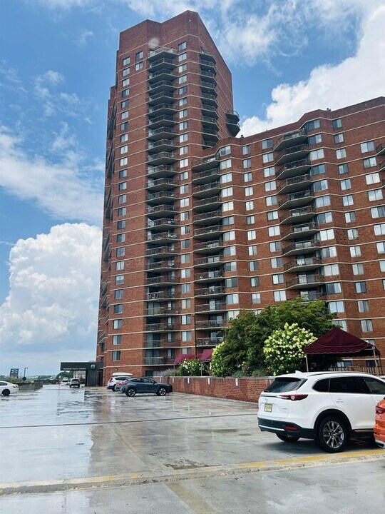 1040 Harmon Cove Tower in Secaucus, NJ - Building Photo