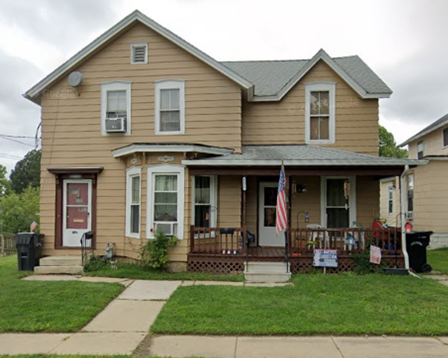 121 Chestnut St in Elyria, OH - Building Photo