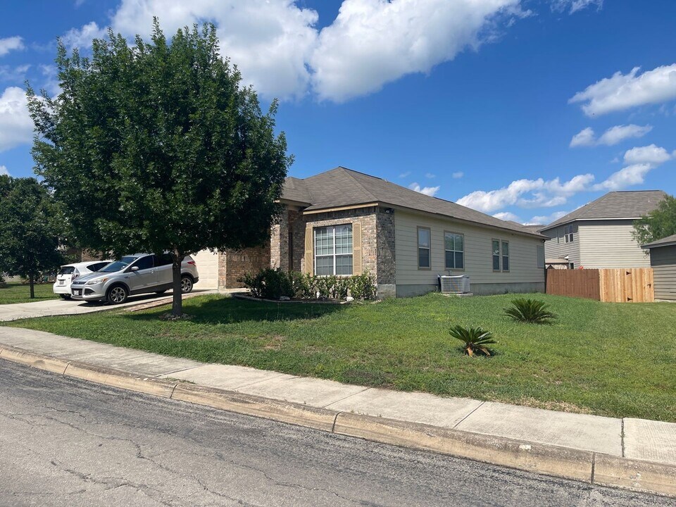 8202 Puente in San Antonio, TX - Building Photo