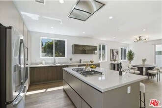 6146 Whitsett Ave in Los Angeles, CA - Building Photo - Building Photo