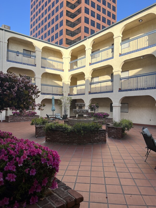 Goshen Apartments Brentwood in Los Angeles, CA - Foto de edificio - Building Photo