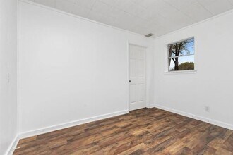 1114 L J St in Brenham, TX - Building Photo - Building Photo
