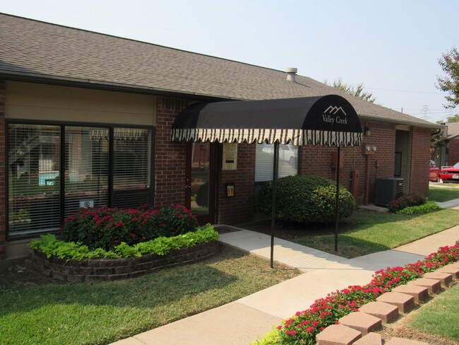 Valley Creek Apartments in Garland, TX - Foto de edificio - Building Photo