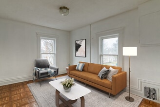 124 E Barnes Ave in Lansing, MI - Foto de edificio - Building Photo