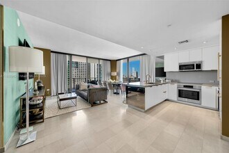 88 SW 7th St, Unit 1212 in Miami, FL - Building Photo - Building Photo