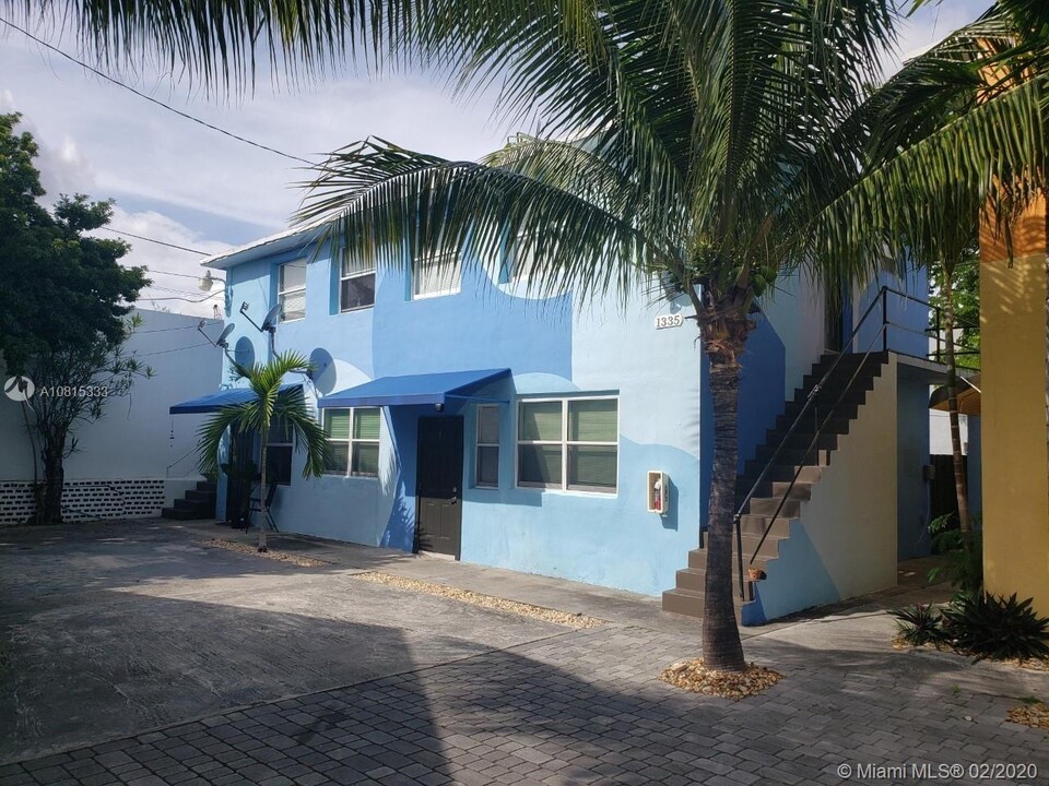 1335 SW 8th St-Unit -3 in Miami, FL - Building Photo