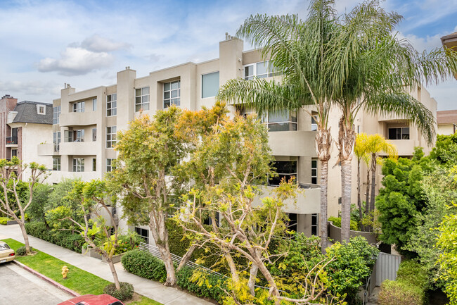 1521 Greenfield Ave in Los Angeles, CA - Foto de edificio - Building Photo