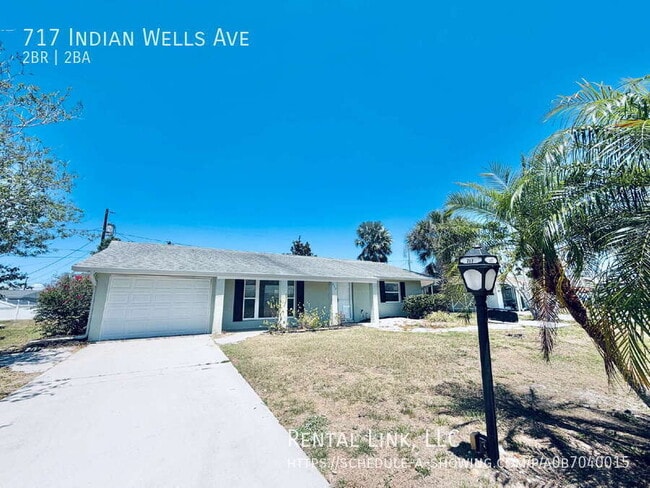 717 Indian Wells Ave in Sun City Center, FL - Foto de edificio - Building Photo