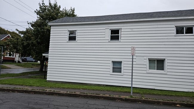 114 W Oneida St, Unit Upper in Oswego, NY - Building Photo - Building Photo