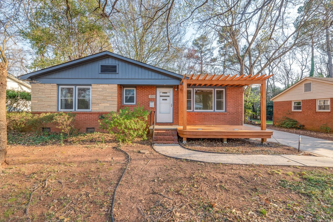 1024 Dudley Dr in Charlotte, NC - Building Photo