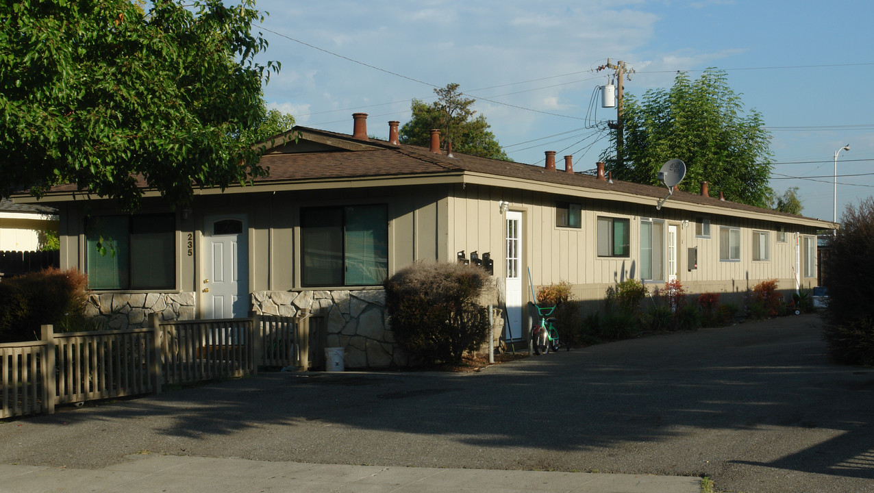 233-235 Selwyn Dr in Milpitas, CA - Building Photo