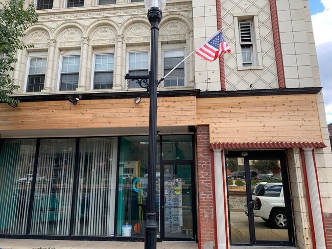 320 5th Ave, Unit Store front in Tarentum, PA - Foto de edificio - Building Photo