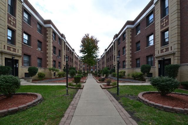 822 W Waveland Ave, Unit A04C in Chicago, IL - Building Photo