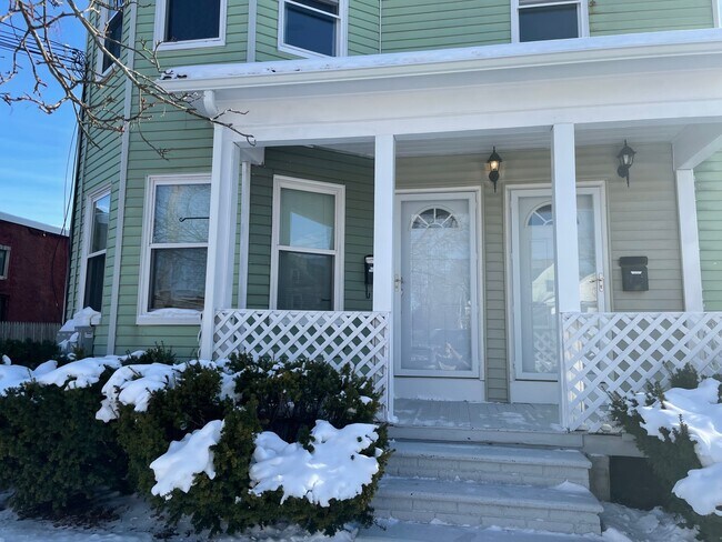 8 Chestnut Ave in Cranston, RI - Building Photo - Building Photo