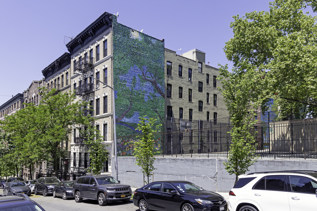 557 W 140th St in New York, NY - Building Photo