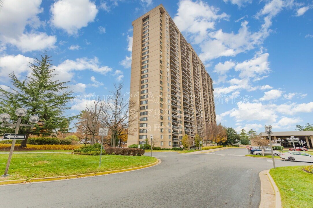 3701 S George Mason Dr in Falls Church, VA - Building Photo