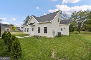 2253 Papermill Rd in Winchester, VA - Building Photo