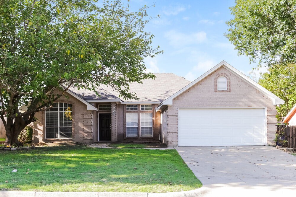 724 Nicole Dr in Burleson, TX - Building Photo