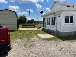 52113 M 51 N in Dowagiac, MI - Foto de edificio - Building Photo