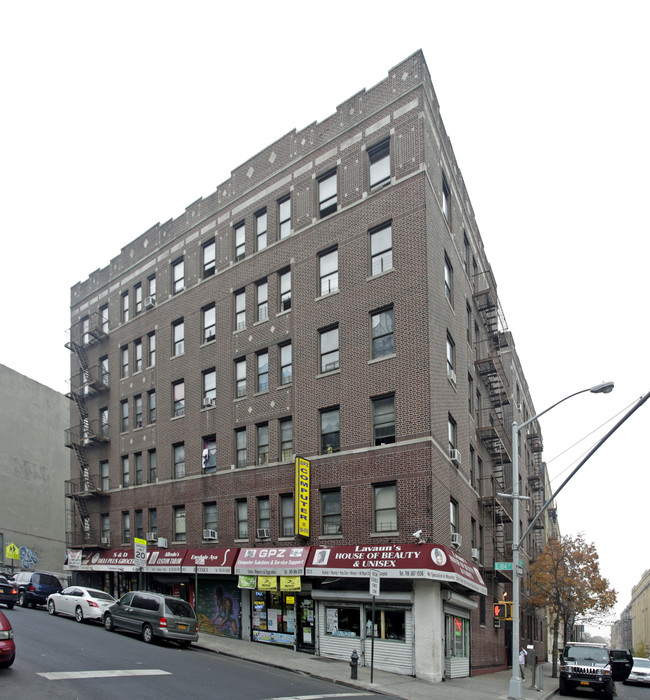 2377 Creston Ave in Bronx, NY - Foto de edificio - Building Photo