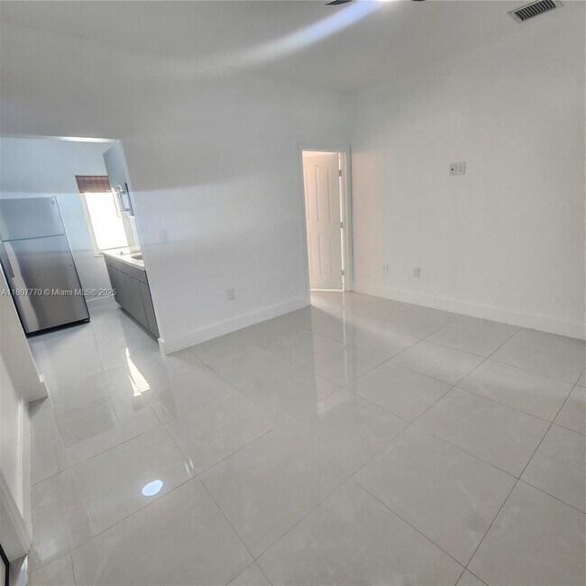 14639 SW 158th path-Unit -B in Miami, FL - Building Photo - Building Photo