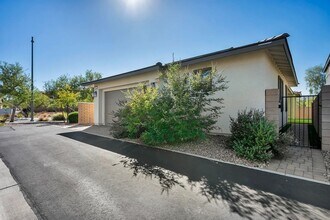 1012 E Sunset Rd in Henderson, NV - Building Photo - Building Photo