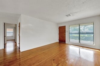 10402 Hollyglen Dr in Houston, TX - Foto de edificio - Building Photo