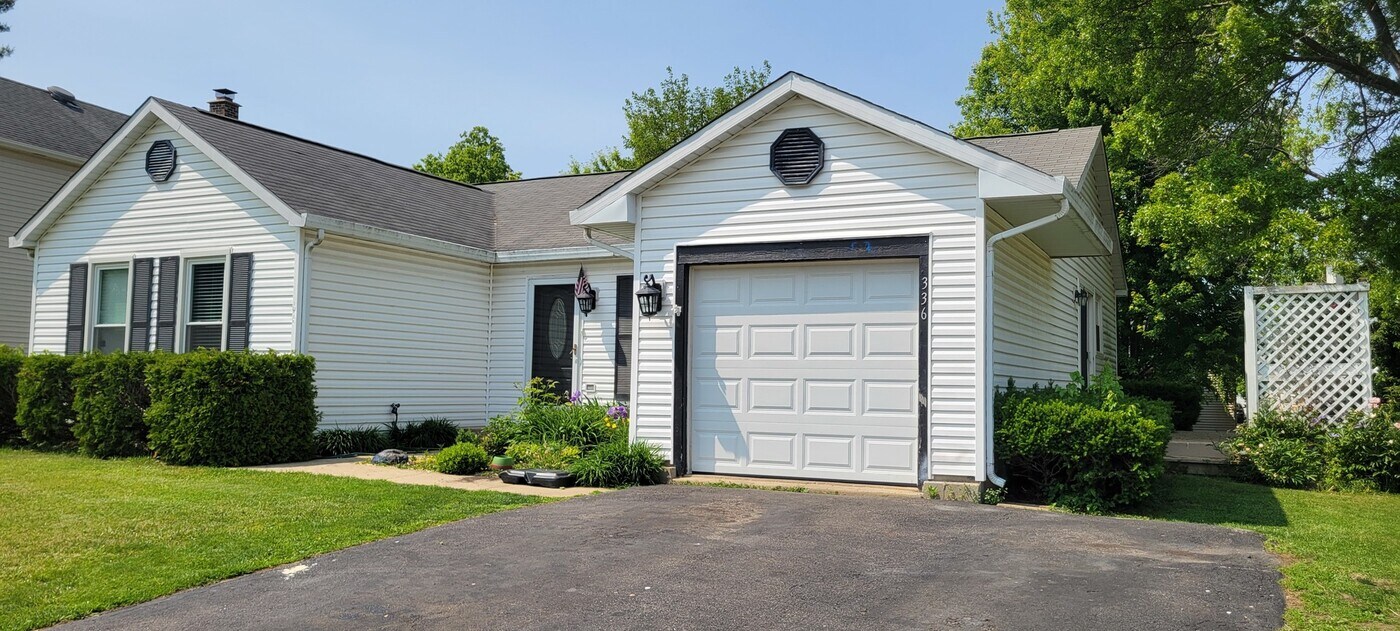 336 Burr Oak Cir in Cary, IL - Building Photo