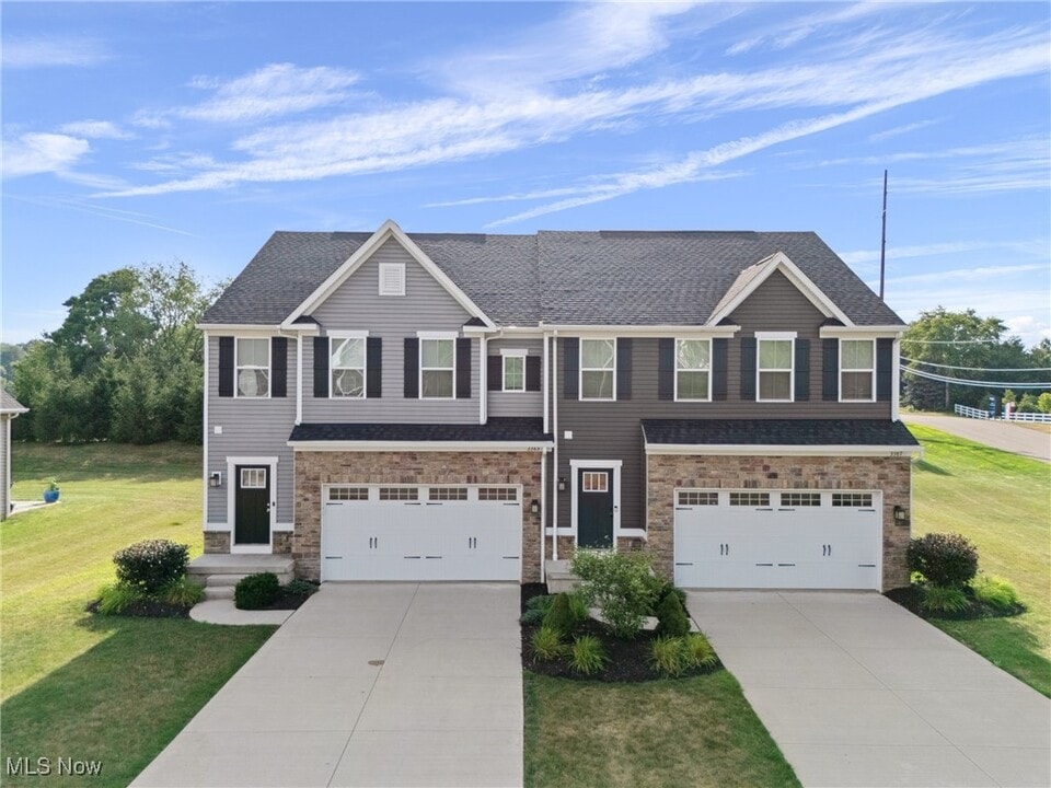 3387 Jackson Park Dr in Massillon, OH - Building Photo