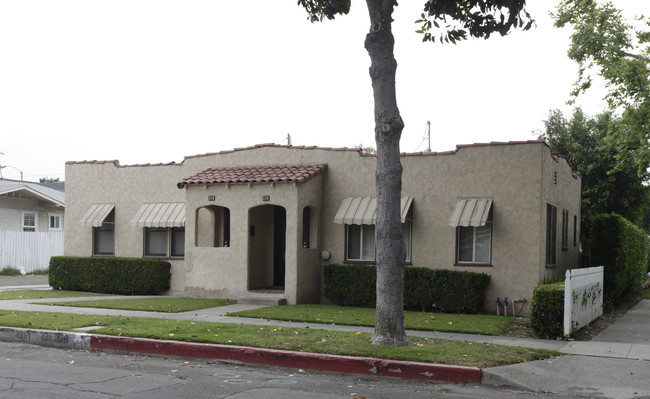 326-328 N Balcom Ave in Fullerton, CA - Foto de edificio - Building Photo