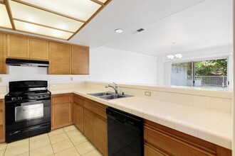 24755 Cll Largo, Unit 3 in Calabasas, CA - Building Photo - Building Photo