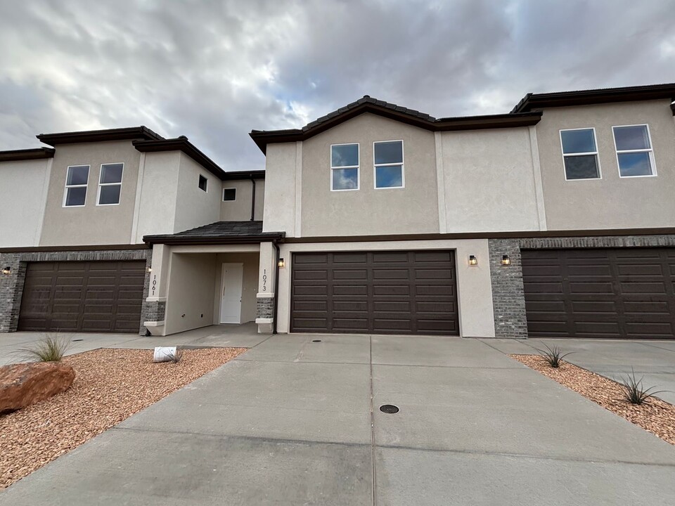 1073 S 4380 W in Hurricane, UT - Building Photo