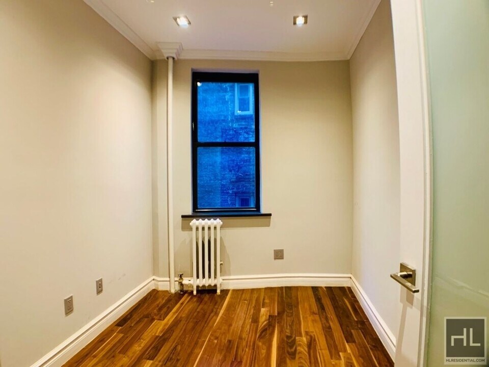East 35th Street in New York, NY - Building Photo