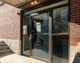 136 School St in Somerville, MA - Foto de edificio - Building Photo