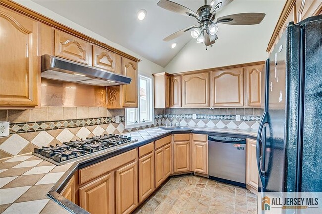 81 Coakley St in Iselin, NJ - Building Photo - Building Photo