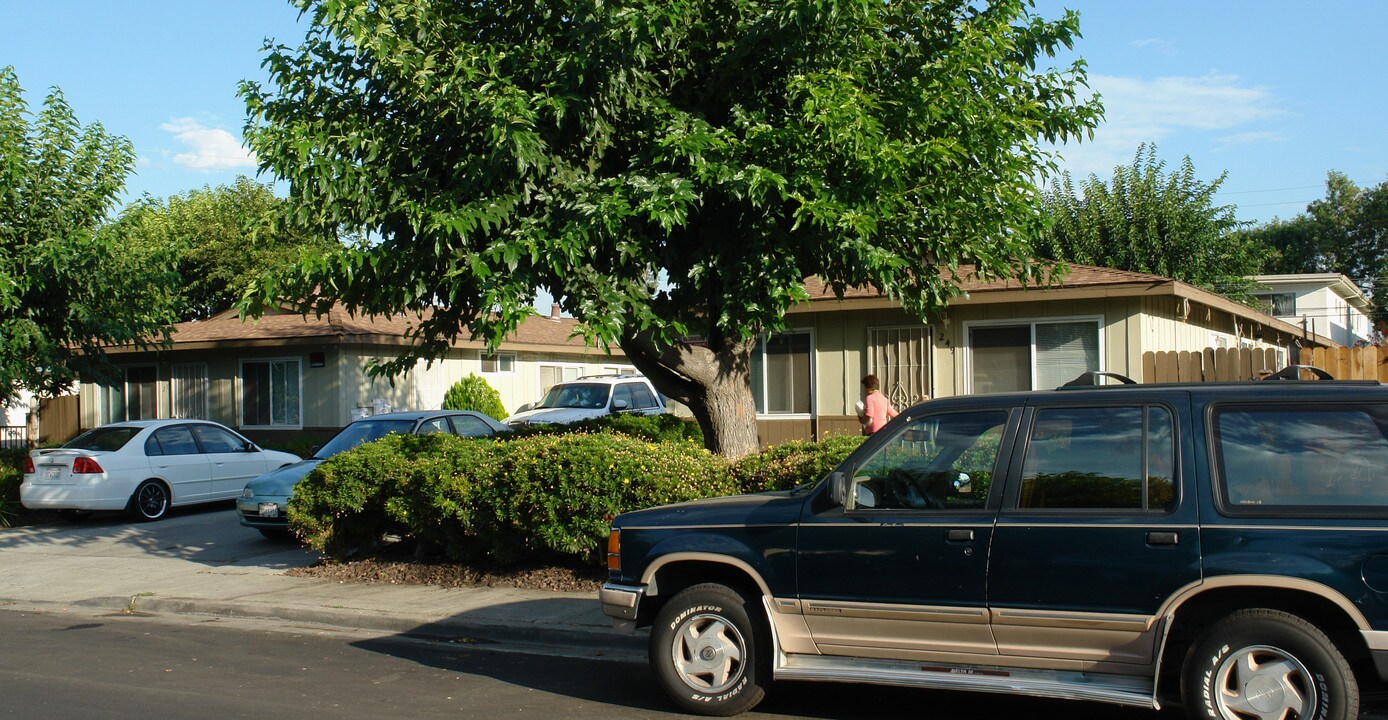 249-251 Selwyn Dr in Milpitas, CA - Foto de edificio