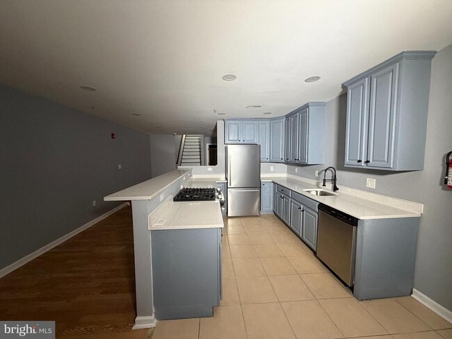 property at 1831 W Diamond St