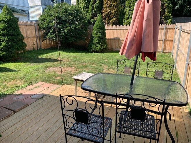 65 1/2 Roseneath Ave in Newport, RI - Building Photo - Building Photo