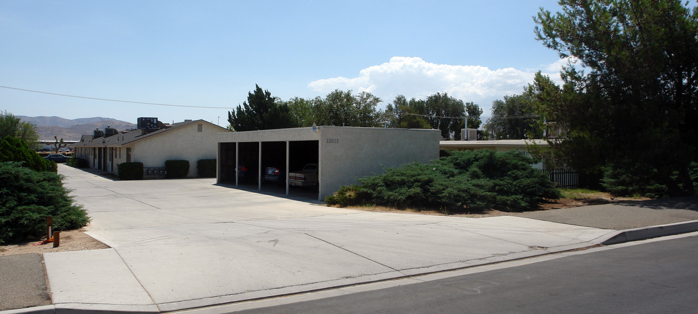 13621 Navajo Rd in Apple Valley, CA - Building Photo