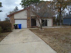 103 Alexander Ln in Spring Lake, NC - Building Photo